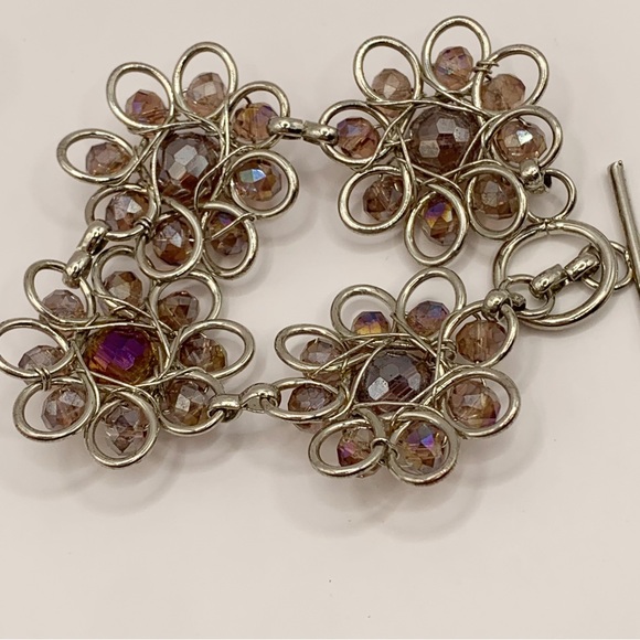 Silver tone open work and iridescent purple glass bead flower link bracelet - Picture 4 of 10